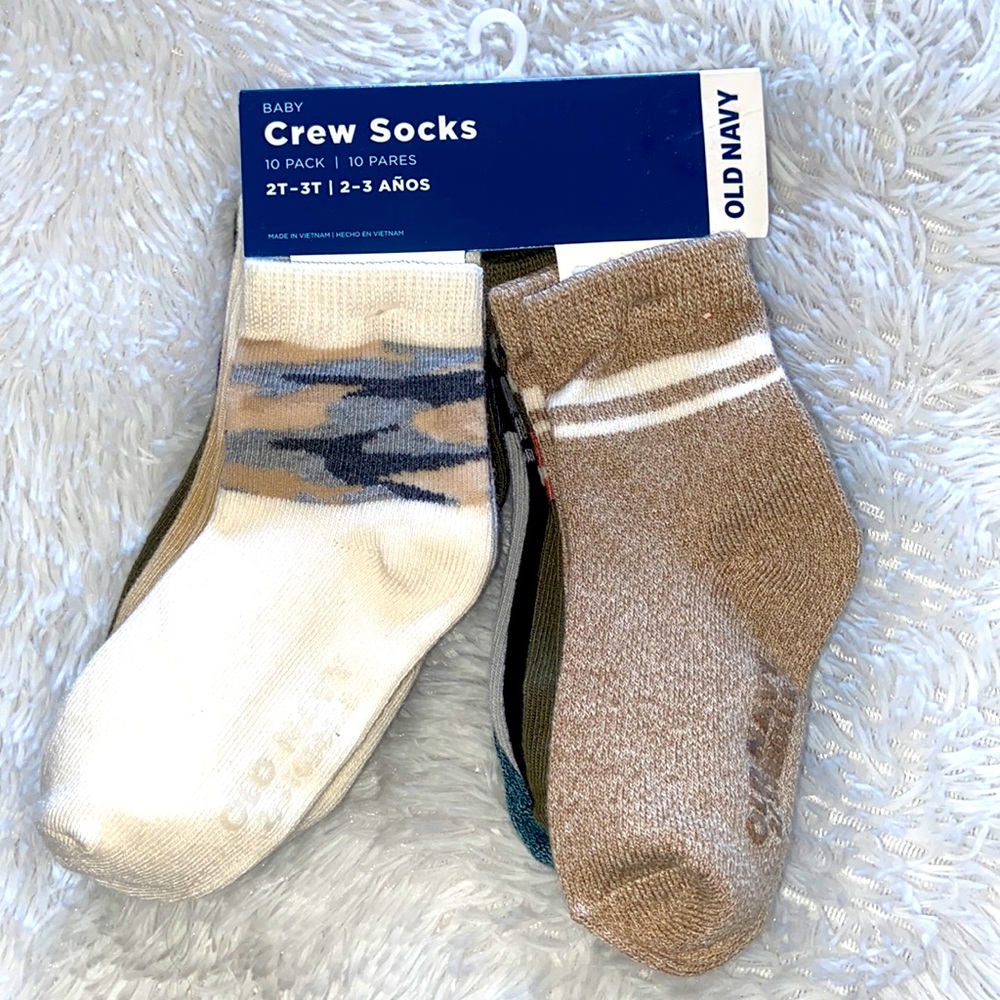 Old Navy- Brand new in package 2T-3T 10 pack socks